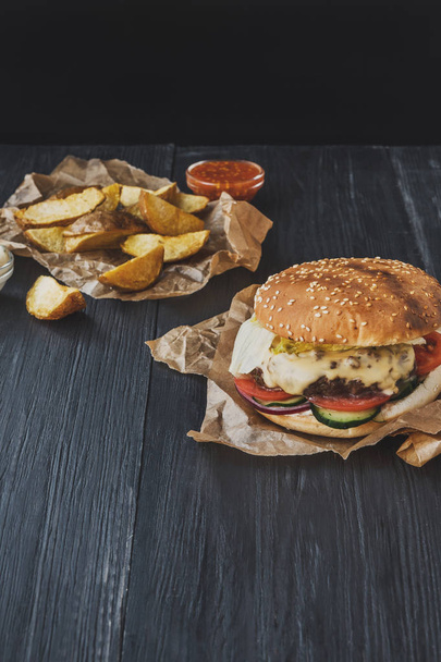 Fast food zabrać widok z góry. Hamburger, Hot-Dog i frytki - Zdjęcie, obraz
