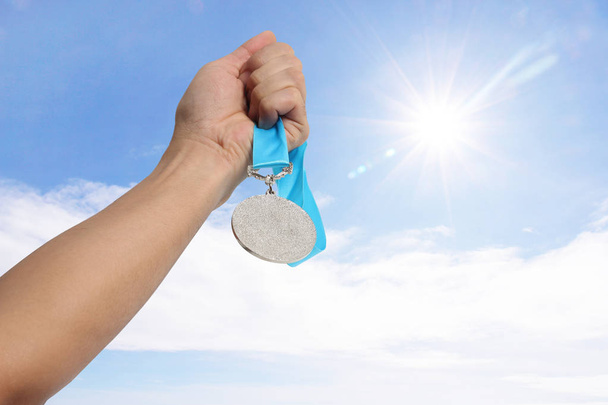  Ruka držící vítěze medaile - Fotografie, Obrázek