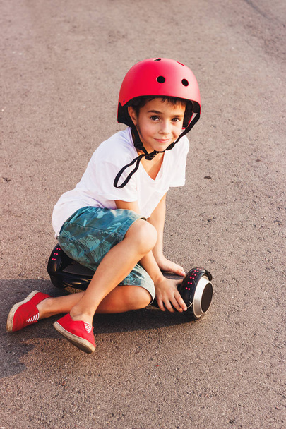 Jongen met een gyro scooter, buitenshuis - Foto, afbeelding