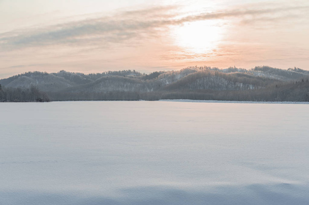 морозний вечірній захід сонця
 - Фото, зображення