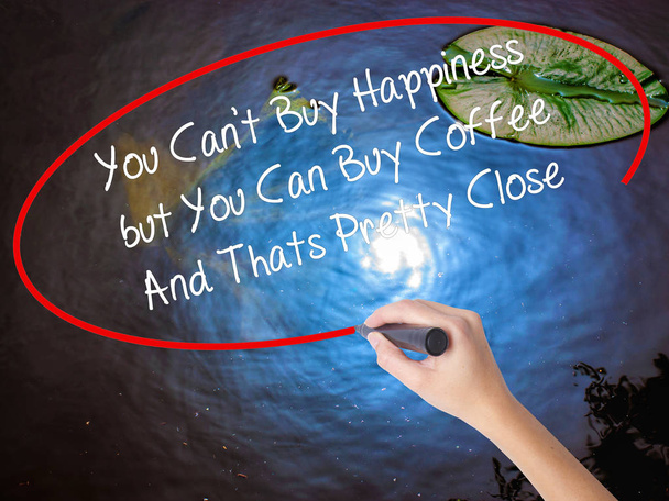 Женщина ручной записи вы не можете купить счастье, но вы можете купить кофе
 - Фото, изображение
