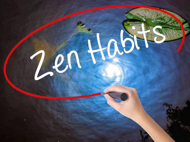 Žena ruční psaní Zen návyky se značkou přes průhledné desky - Fotografie, Obrázek