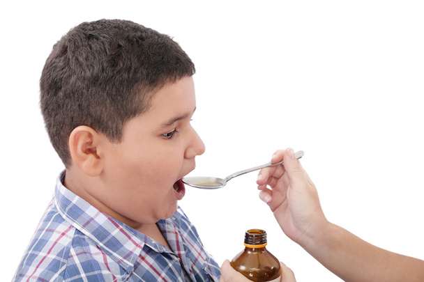 Enfant prenant des médicaments contre la toux à cause de la grippe
 - Photo, image