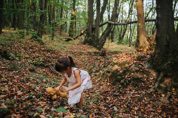 κορίτσι στέκεται στο δάσος πορτρέτο ενός κοριτσιού για την woods.bear - Φωτογραφία, εικόνα