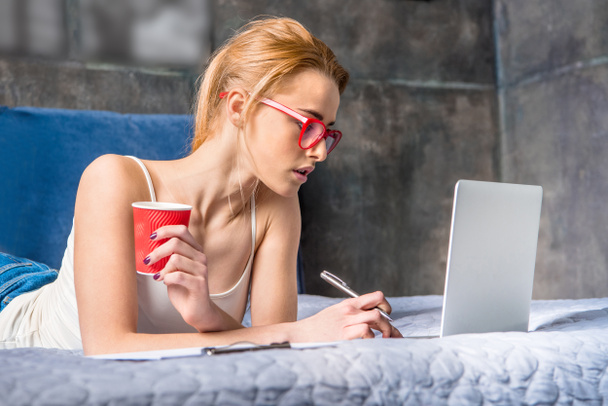 Nainen käyttää kannettavaa tietokonetta  - Valokuva, kuva