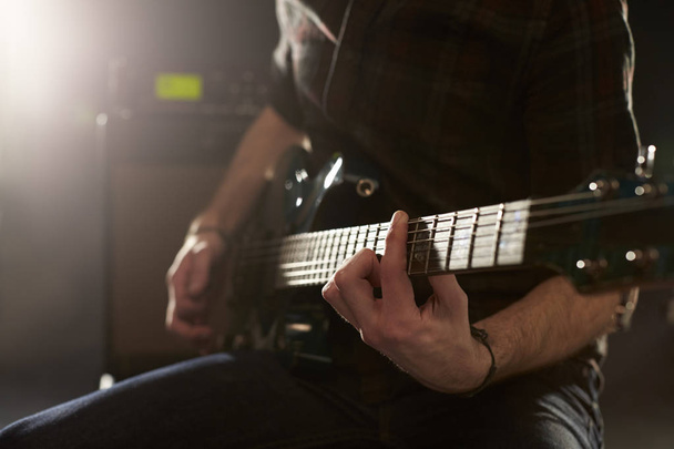 Férfi játszik elektromos gitár-a stúdió - Fotó, kép