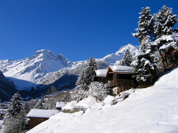 domki w dolinie śnieżnobiały - Zdjęcie, obraz
