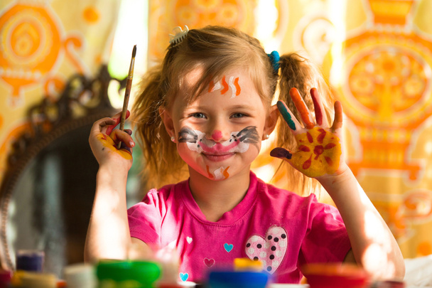 kleines fanny Mädchen zeichnet Farbe mit Gesichtsfarbe - Foto, Bild