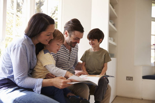 Family Reading Story At Home - Foto, Imagen