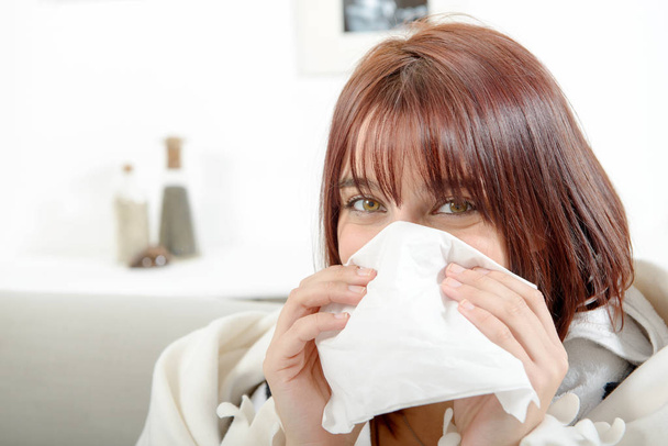 Молодая женщина страдает от простуды
 - Фото, изображение