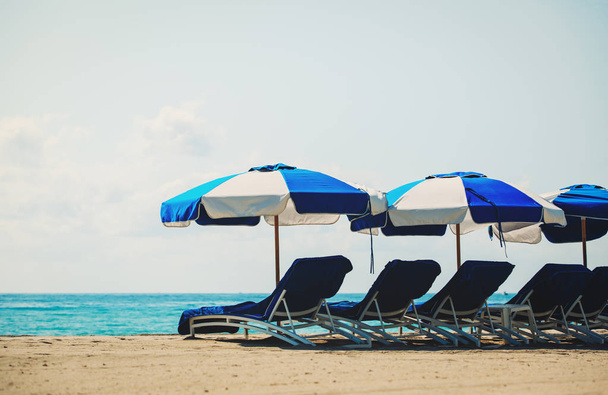 sedie sulla spiaggia di sabbia tropicale
 - Foto, immagini