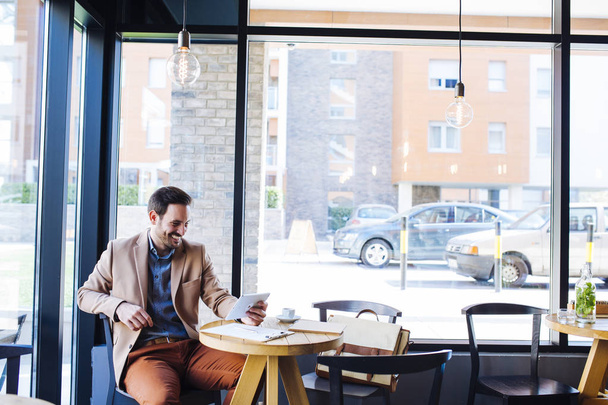 Man Sitting in Coffee Shop  - Zdjęcie, obraz