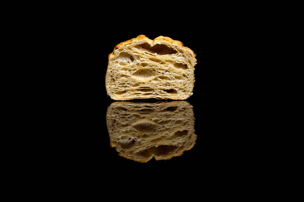 Fele egy kis kukorica kenyér elszigetelt fekete háttér - Fotó, kép