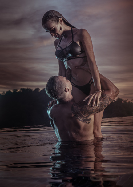 Романтическая пара в бескрайнем бассейне
 - Фото, изображение