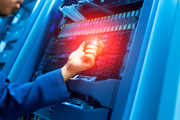 man fix server network στο data center room - Φωτογραφία, εικόνα