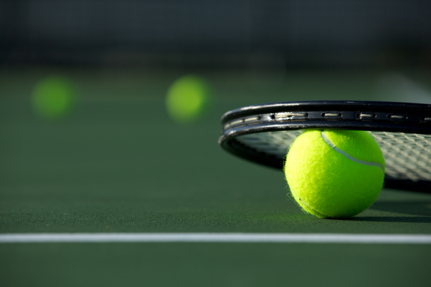 Теннисные мячи и ракетка
 - Фото, изображение