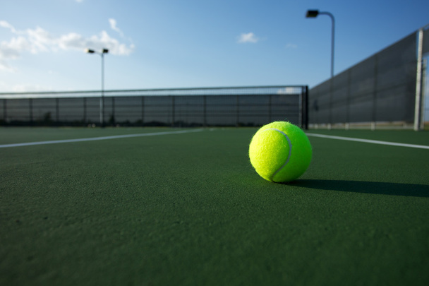 裁判所のテニスボール - 写真・画像