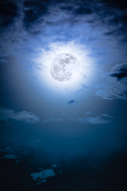 Cielo nocturno con nubes y luna llena brillante con brillante
.   - Foto, imagen
