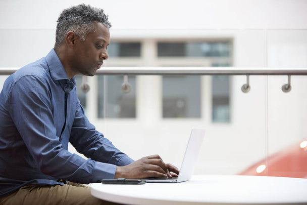 Middle aged black man using laptop - Foto, Bild