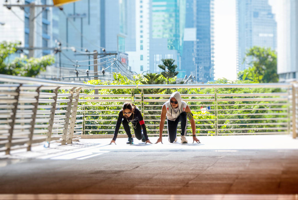 Ζευγάρι ευτυχισμένο Αθλητισμός ξεκινήσει τζόκινγκ μαζί σε περιβάλλον πόλης - Φωτογραφία, εικόνα