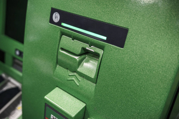 Zelená Atm stroj nebo bankomat, slot pro kartu kreditní. Zavřít obrázek - Fotografie, Obrázek