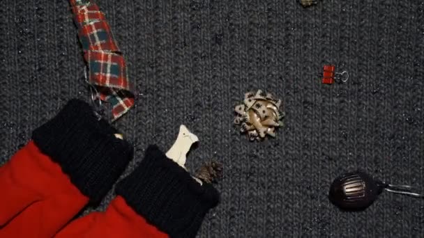 Остановить движение рождественских подарков и украшений, выходящих из красного сияния
 - Кадры, видео