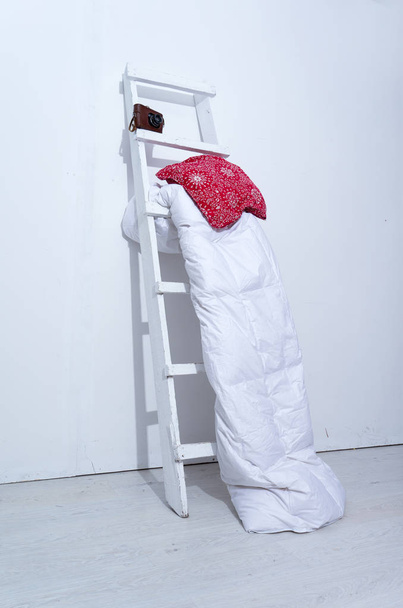 Almohada y manta hechas a mano en la silla
 - Foto, imagen