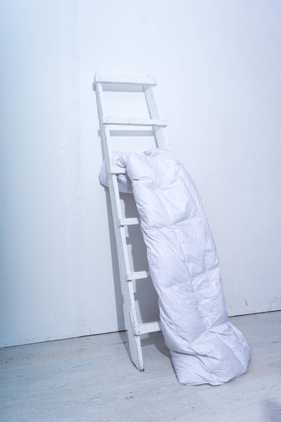 Almohada y manta hechas a mano en la silla
 - Foto, imagen