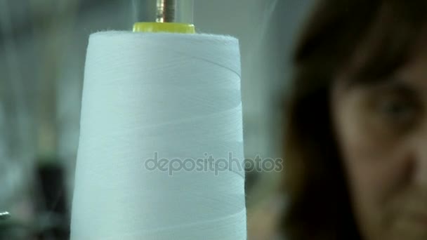 Costura en la fábrica textil
 - Metraje, vídeo