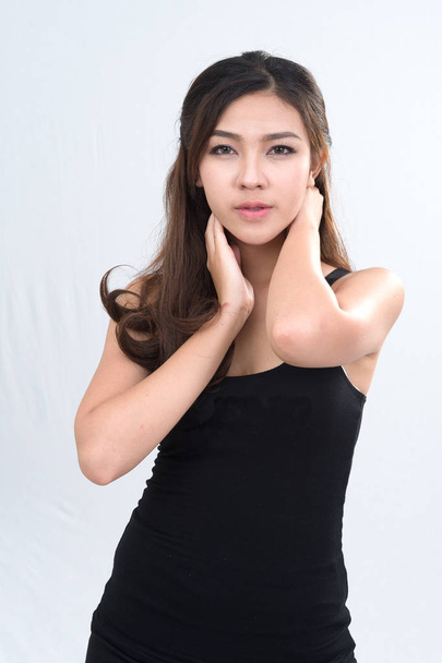 ritratto di asia attraente donna su sfondo bianco
  - Foto, immagini