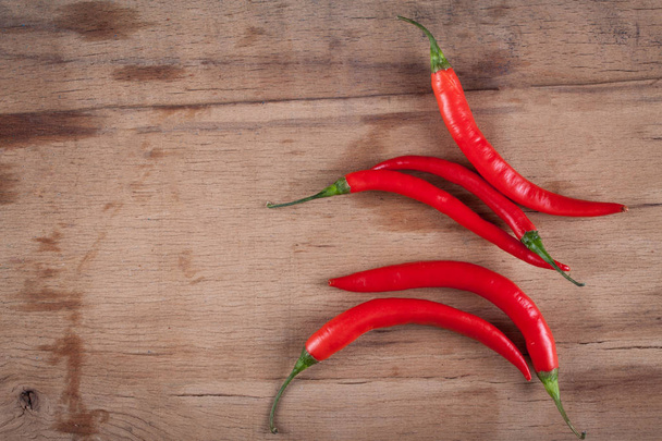 Punainen tuore chili puupöydällä
 - Valokuva, kuva