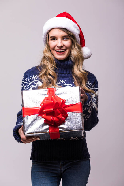  femme en chapeau de Père Noël avec grand cadeau de Noël
 - Photo, image