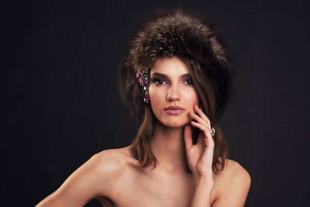 Portrét krásné dívky v čepici černé lišky - Fotografie, Obrázek