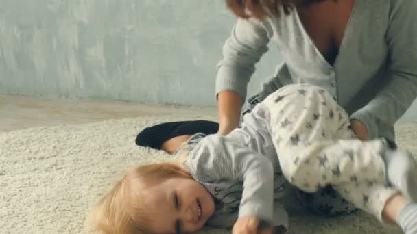 Lustig spielende Mutter und kleines Baby - Filmmaterial, Video