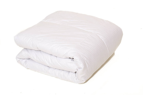 gerollte weiße Bettdecke auf weißem isolierten Hintergrund - Foto, Bild