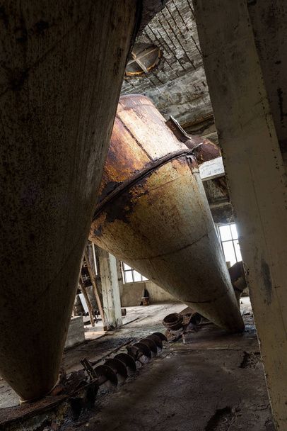 Dentro de la antigua fábrica de arenques abandonada, Islandia
 - Foto, Imagen