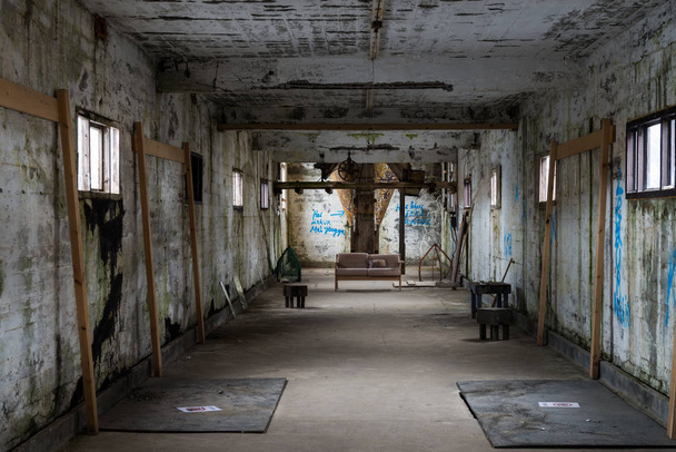 Dentro de la antigua fábrica de arenques abandonada, Islandia
 - Foto, imagen