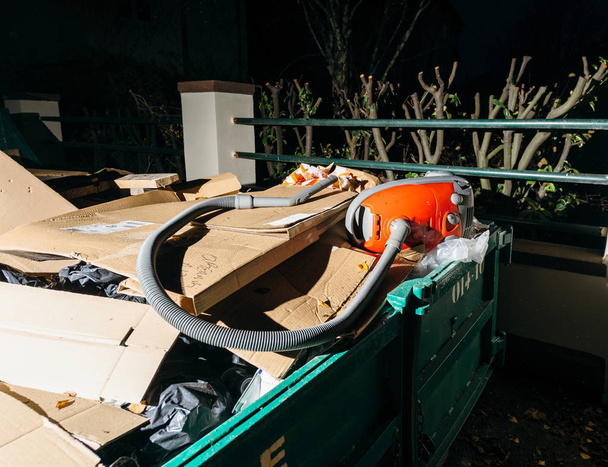 Kierrätä jätesäiliö pölynimurilla
  - Valokuva, kuva