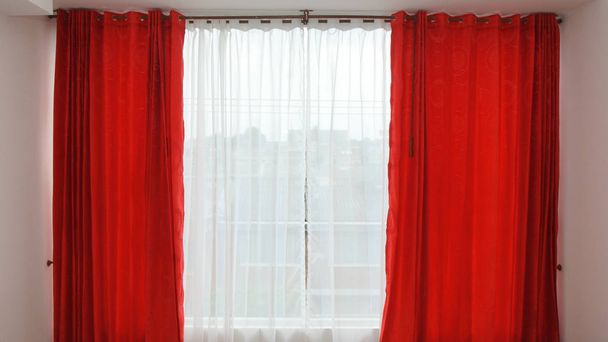 Окно с красными занавесками открыто в интерьере комнаты
 - Фото, изображение