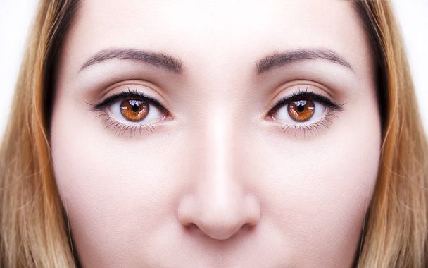 Front portret pięknej twarzy piękne brązowe oczy  - Zdjęcie, obraz
