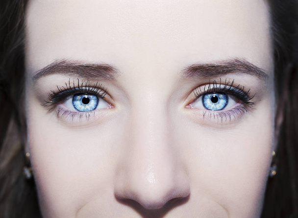 Kobieta piękna wnikliwe spojrzenie niebieski oczy. - Zdjęcie, obraz