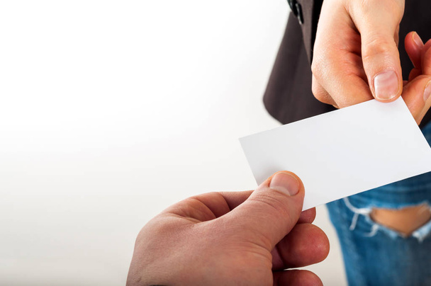 Η ανταλλαγή επαγγελματικών καρτών με επιχειρηματικό εταίρο - Φωτογραφία, εικόνα