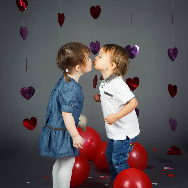  children  kissing each other  - Foto, Bild