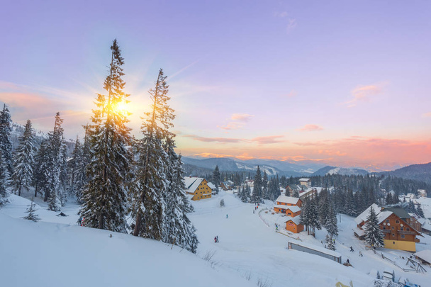 Estación de invierno con pistas de esquí y snowboard
 - Foto, Imagen