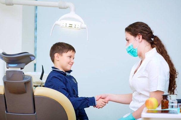 Doctor dentist and child handshake in the office. Dent - Foto, afbeelding