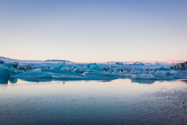 Su üzerinde kışın buz  - Fotoğraf, Görsel