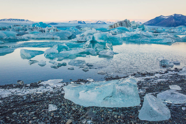 Lód nad wodą w zimie  - Zdjęcie, obraz