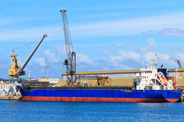 La nave da carico viene scaricata in porto
 - Foto, immagini