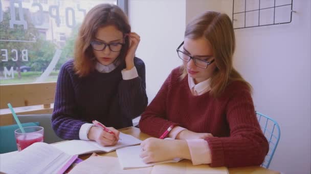 Estudantes universitárias estudam no café duas amigas aprendendo juntas
 - Filmagem, Vídeo