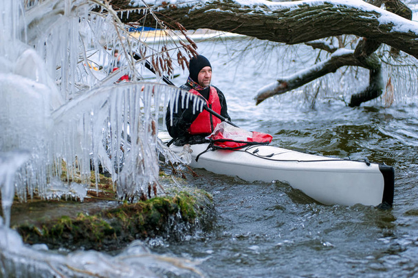 kayak d'hiver sur la rivière en Ukraine 03
 - Photo, image